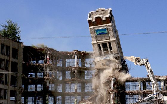 The Mirro Aluminum Company factory, which operated until 2003 in Manitowoc, Wisconsin, is demolished in 2017. (Wikimedia Commons/Michael Steeber)